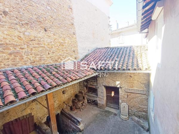 Maison de village en pierre à rénover située au centre de Saint Amour