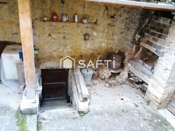 Maison de village en pierre à rénover située au centre de Saint Amour