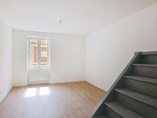 T4, moderne avec cour et parking