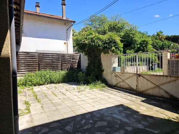 T4, moderne avec cour et parking