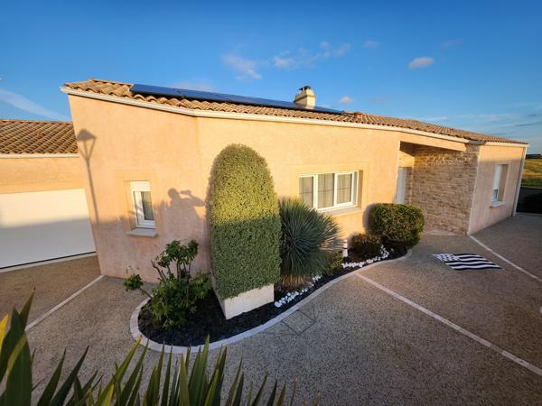 Sainte-Gemme-la-Plaine (85400) Maison plain-pied de 88 m2 + véranda de 27m2 pour un total de 115m2, garage, atelier et garage à camping-car.