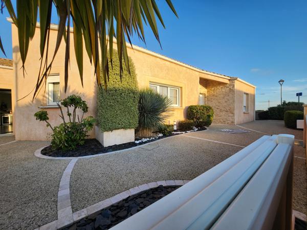 Sainte-Gemme-la-Plaine (85400) Maison plain-pied de 88 m2 + véranda de 27m2 pour un total de 115m2, garage, atelier et garage à camping-car.