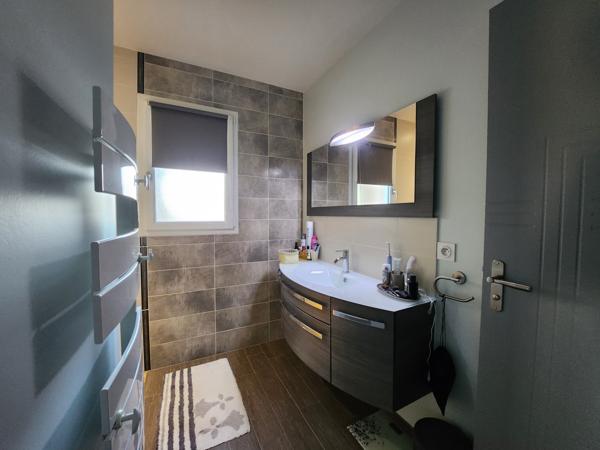 Sainte-Gemme-la-Plaine (85400) Maison plain-pied de 88 m2 + véranda de 27m2 pour un total de 115m2, garage, atelier et garage à camping-car.