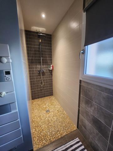 Sainte-Gemme-la-Plaine (85400) Maison plain-pied de 88 m2 + véranda de 27m2 pour un total de 115m2, garage, atelier et garage à camping-car.