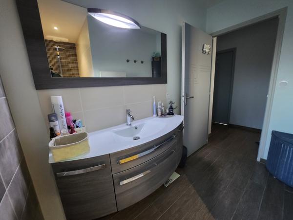 Sainte-Gemme-la-Plaine (85400) Maison plain-pied de 88 m2 + véranda de 27m2 pour un total de 115m2, garage, atelier et garage à camping-car.