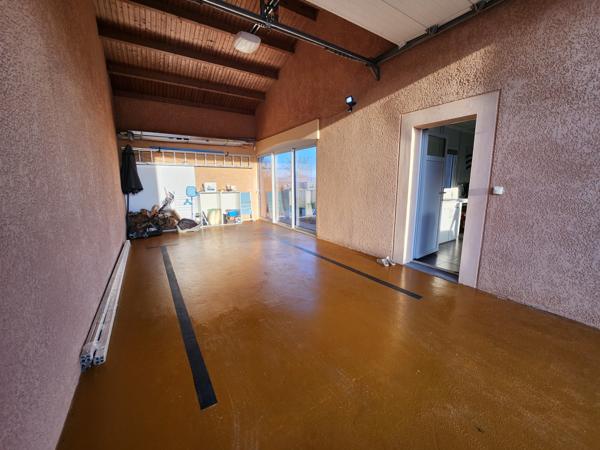 Sainte-Gemme-la-Plaine (85400) Maison plain-pied de 88 m2 + véranda de 27m2 pour un total de 115m2, garage, atelier et garage à camping-car.