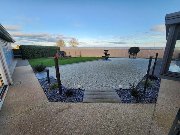 Sainte-Gemme-la-Plaine (85400) Maison plain-pied de 88 m2 + véranda de 27m2 pour un total de 115m2, garage, atelier et garage à camping-car.