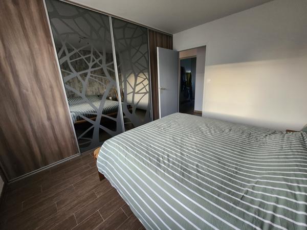 Sainte-Gemme-la-Plaine (85400) Maison plain-pied de 88 m2 + véranda de 27m2 pour un total de 115m2, garage, atelier et garage à camping-car.