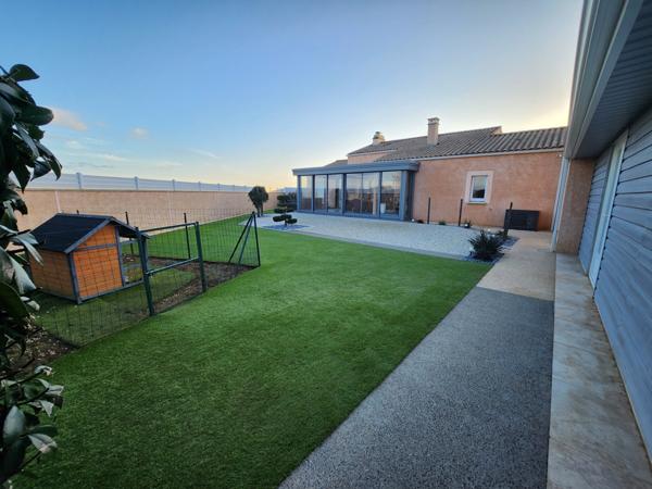 Sainte-Gemme-la-Plaine (85400) Maison plain-pied de 88 m2 + véranda de 27m2 pour un total de 115m2, garage, atelier et garage à camping-car.