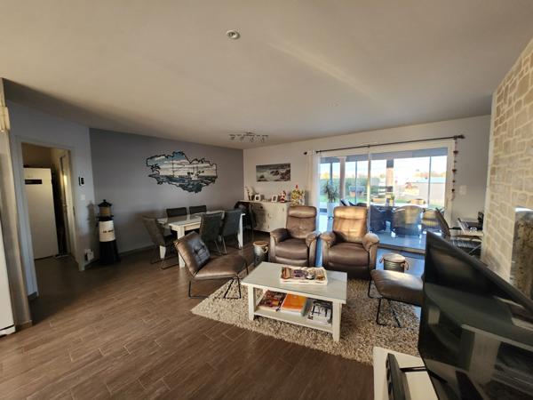 Sainte-Gemme-la-Plaine (85400) Maison plain-pied de 88 m2 + véranda de 27m2 pour un total de 115m2, garage, atelier et garage à camping-car.