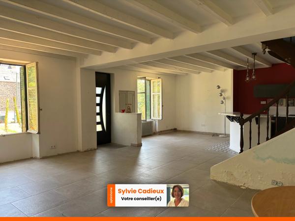 À pied des commerces et de la gare – Maison en pierre de 135 m² avec garage et terrain clos
