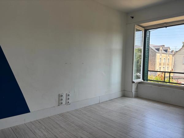 À pied des commerces et de la gare – Maison en pierre de 135 m² avec garage et terrain clos