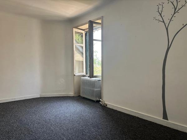 À pied des commerces et de la gare – Maison en pierre de 135 m² avec garage et terrain clos