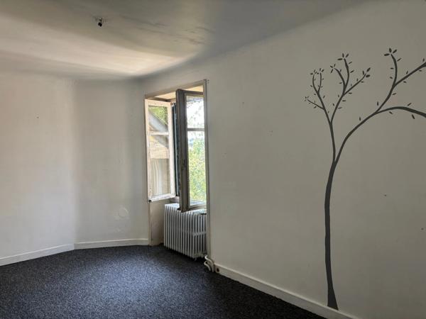 À pied des commerces et de la gare – Maison en pierre de 135 m² avec garage et terrain clos