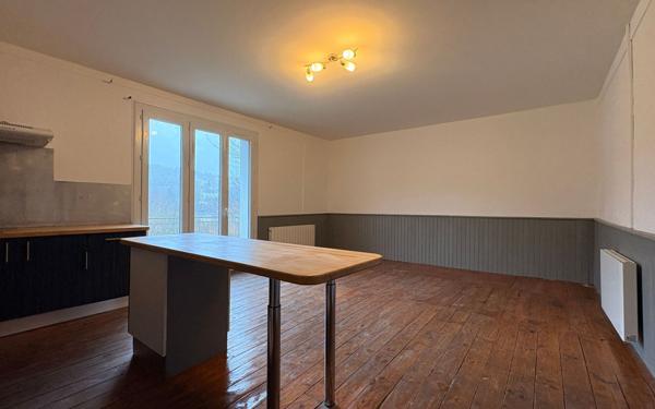 Appartement à louer    3 pièces •  Saint-Cyprien-sur-Dourdou