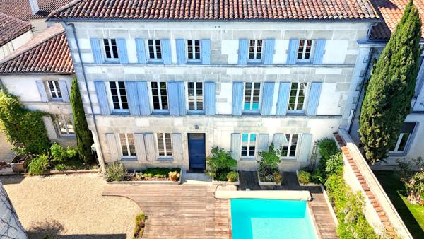 Cognac (16100) Propriété de caractère en pierre avec piscine et dépendances
