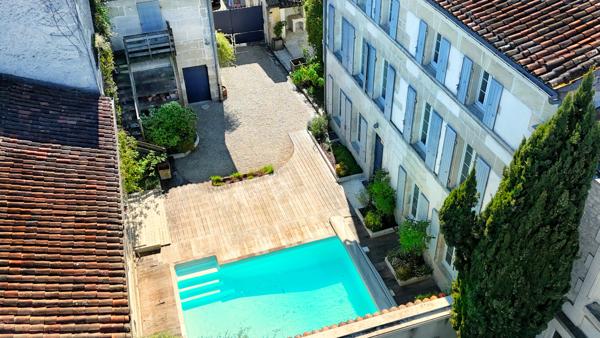 Cognac (16100) Propriété de caractère en pierre avec piscine et dépendances