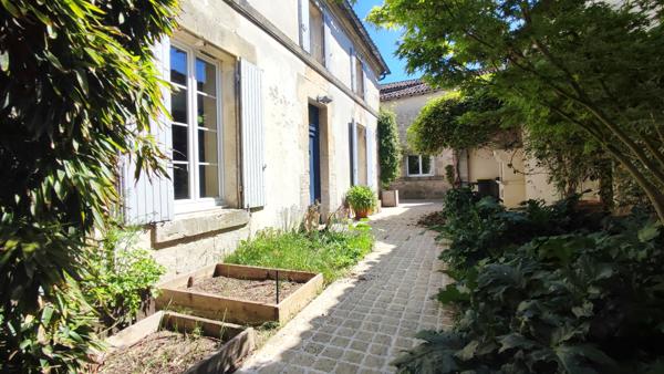 Cognac (16100) Propriété de caractère en pierre avec piscine et dépendances
