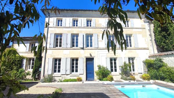 Cognac (16100) Propriété de caractère en pierre avec piscine et dépendances