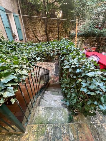 Vaste maison familiale avec jardin dans le centre