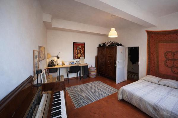 Vaste maison familiale avec jardin dans le centre