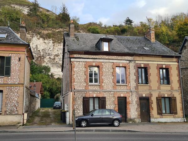 Baisse de prix : Les Andelys - Immeuble de rapport de 3 logements  dont 2 loués pour une rentabilité de 18.240 par an.- Prix 185.000
