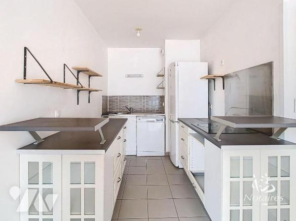 Quartier Belcier, situé au cinquième étage sur six, en retrait de la circulation, dans un envir...