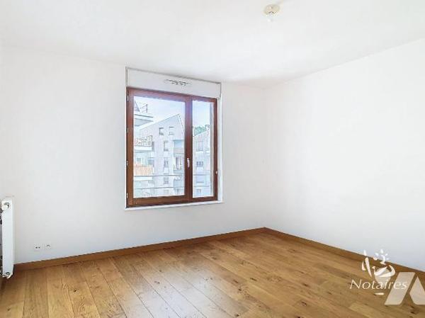 Quartier Belcier, situé au cinquième étage sur six, en retrait de la circulation, dans un envir...