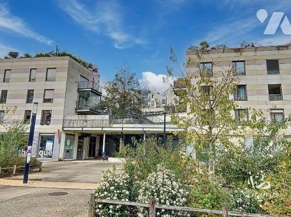 Quartier Belcier, situé au cinquième étage sur six, en retrait de la circulation, dans un envir...