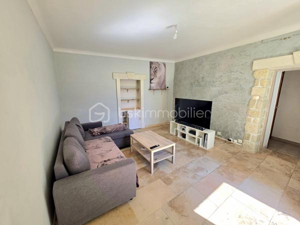 Mickaël GAUDISSARD vous propose cet appartement de 52 m² au premier étage d'une copropriété bénévole de 4 lots en plein cœur de Valréas.

Il se compose d'une entrée desservant le séjour de 17.2 m²donnant accès à une grande terrasse ensoleillée, une cuisine équipée de 12.4 m² qui dessert la chambre de 14.8 m².
Vous disposez d'une grande salle d'eau avec douche italienne, meuble vasque et WC.

Les EQUIPEMENTS:

Double vitrage PVC
Volets roulants électriques (volet battant dans le séjour)
Cumulus électrique
Pompe à chaleur Air / Air dans la chambre (Climatisation réversible)
Convecteurs à inertie
VMC
Fibre optique
Interphone

Le bien est raccordé a l'assainissement collectif.

Le bien est vendu avec un bail de location meublé (1 an) qui prend fin le 13/10/2027.
Loyer HC: 600 €/ 610 € CC.

La copropriété (ASL) se compose de 4 lots, les charges annuelles s'élèvent à 200 € (Assurance de la copropriété)
Pas de procédure en cours ni de travaux votés.
Taxe foncière : 700 € / An

Idéal pour un investissement locatif durable ou jusqu'à la fin du bail pour ensuite récupérer une résidence pricipale.

Info contact : Mickaël GAUDISSARD / 06 40 52 43 96