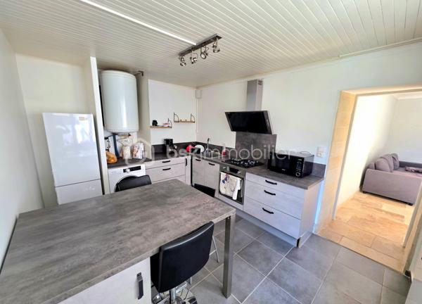 Mickaël GAUDISSARD vous propose cet appartement de 52 m² au premier étage d'une copropriété bénévole de 4 lots en plein cœur de Valréas.

Il se compose d'une entrée desservant le séjour de 17.2 m²donnant accès à une grande terrasse ensoleillée, une cuisine équipée de 12.4 m² qui dessert la chambre de 14.8 m².
Vous disposez d'une grande salle d'eau avec douche italienne, meuble vasque et WC.

Les EQUIPEMENTS:

Double vitrage PVC
Volets roulants électriques (volet battant dans le séjour)
Cumulus électrique
Pompe à chaleur Air / Air dans la chambre (Climatisation réversible)
Convecteurs à inertie
VMC
Fibre optique
Interphone

Le bien est raccordé a l'assainissement collectif.

Le bien est vendu avec un bail de location meublé (1 an) qui prend fin le 13/10/2027.
Loyer HC: 600 €/ 610 € CC.

La copropriété (ASL) se compose de 4 lots, les charges annuelles s'élèvent à 200 € (Assurance de la copropriété)
Pas de procédure en cours ni de travaux votés.
Taxe foncière : 700 € / An

Idéal pour un investissement locatif durable ou jusqu'à la fin du bail pour ensuite récupérer une résidence pricipale.

Info contact : Mickaël GAUDISSARD / 06 40 52 43 96