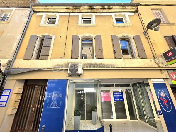 Mickaël GAUDISSARD vous propose cet appartement de 52 m² au premier étage d'une copropriété bénévole de 4 lots en plein cœur de Valréas.

Il se compose d'une entrée desservant le séjour de 17.2 m²donnant accès à une grande terrasse ensoleillée, une cuisine équipée de 12.4 m² qui dessert la chambre de 14.8 m².
Vous disposez d'une grande salle d'eau avec douche italienne, meuble vasque et WC.

Les EQUIPEMENTS:

Double vitrage PVC
Volets roulants électriques (volet battant dans le séjour)
Cumulus électrique
Pompe à chaleur Air / Air dans la chambre (Climatisation réversible)
Convecteurs à inertie
VMC
Fibre optique
Interphone

Le bien est raccordé a l'assainissement collectif.

Le bien est vendu avec un bail de location meublé (1 an) qui prend fin le 13/10/2027.
Loyer HC: 600 €/ 610 € CC.

La copropriété (ASL) se compose de 4 lots, les charges annuelles s'élèvent à 200 € (Assurance de la copropriété)
Pas de procédure en cours ni de travaux votés.
Taxe foncière : 700 € / An

Idéal pour un investissement locatif durable ou jusqu'à la fin du bail pour ensuite récupérer une résidence pricipale.

Info contact : Mickaël GAUDISSARD / 06 40 52 43 96