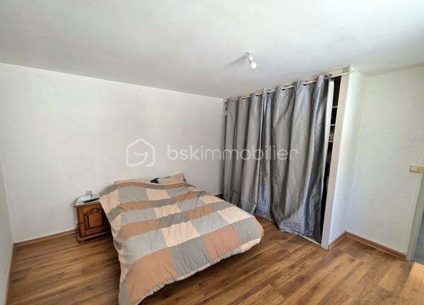 Mickaël GAUDISSARD vous propose cet appartement de 52 m² au premier étage d'une copropriété bénévole de 4 lots en plein cœur de Valréas.

Il se compose d'une entrée desservant le séjour de 17.2 m²donnant accès à une grande terrasse ensoleillée, une cuisine équipée de 12.4 m² qui dessert la chambre de 14.8 m².
Vous disposez d'une grande salle d'eau avec douche italienne, meuble vasque et WC.

Les EQUIPEMENTS:

Double vitrage PVC
Volets roulants électriques (volet battant dans le séjour)
Cumulus électrique
Pompe à chaleur Air / Air dans la chambre (Climatisation réversible)
Convecteurs à inertie
VMC
Fibre optique
Interphone

Le bien est raccordé a l'assainissement collectif.

Le bien est vendu avec un bail de location meublé (1 an) qui prend fin le 13/10/2027.
Loyer HC: 600 €/ 610 € CC.

La copropriété (ASL) se compose de 4 lots, les charges annuelles s'élèvent à 200 € (Assurance de la copropriété)
Pas de procédure en cours ni de travaux votés.
Taxe foncière : 700 € / An

Idéal pour un investissement locatif durable ou jusqu'à la fin du bail pour ensuite récupérer une résidence pricipale.

Info contact : Mickaël GAUDISSARD / 06 40 52 43 96