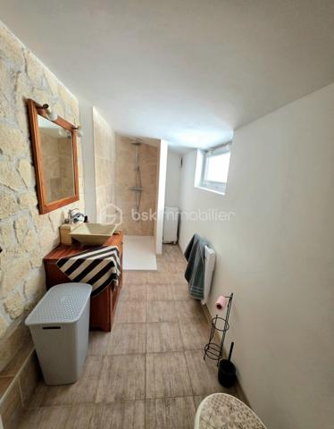 Mickaël GAUDISSARD vous propose cet appartement de 52 m² au premier étage d'une copropriété bénévole de 4 lots en plein cœur de Valréas.

Il se compose d'une entrée desservant le séjour de 17.2 m²donnant accès à une grande terrasse ensoleillée, une cuisine équipée de 12.4 m² qui dessert la chambre de 14.8 m².
Vous disposez d'une grande salle d'eau avec douche italienne, meuble vasque et WC.

Les EQUIPEMENTS:

Double vitrage PVC
Volets roulants électriques (volet battant dans le séjour)
Cumulus électrique
Pompe à chaleur Air / Air dans la chambre (Climatisation réversible)
Convecteurs à inertie
VMC
Fibre optique
Interphone

Le bien est raccordé a l'assainissement collectif.

Le bien est vendu avec un bail de location meublé (1 an) qui prend fin le 13/10/2027.
Loyer HC: 600 €/ 610 € CC.

La copropriété (ASL) se compose de 4 lots, les charges annuelles s'élèvent à 200 € (Assurance de la copropriété)
Pas de procédure en cours ni de travaux votés.
Taxe foncière : 700 € / An

Idéal pour un investissement locatif durable ou jusqu'à la fin du bail pour ensuite récupérer une résidence pricipale.

Info contact : Mickaël GAUDISSARD / 06 40 52 43 96