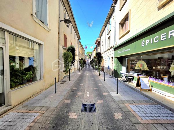 Mickaël GAUDISSARD vous propose cet appartement de 52 m² au premier étage d'une copropriété bénévole de 4 lots en plein cœur de Valréas.

Il se compose d'une entrée desservant le séjour de 17.2 m²donnant accès à une grande terrasse ensoleillée, une cuisine équipée de 12.4 m² qui dessert la chambre de 14.8 m².
Vous disposez d'une grande salle d'eau avec douche italienne, meuble vasque et WC.

Les EQUIPEMENTS:

Double vitrage PVC
Volets roulants électriques (volet battant dans le séjour)
Cumulus électrique
Pompe à chaleur Air / Air dans la chambre (Climatisation réversible)
Convecteurs à inertie
VMC
Fibre optique
Interphone

Le bien est raccordé a l'assainissement collectif.

Le bien est vendu avec un bail de location meublé (1 an) qui prend fin le 13/10/2027.
Loyer HC: 600 €/ 610 € CC.

La copropriété (ASL) se compose de 4 lots, les charges annuelles s'élèvent à 200 € (Assurance de la copropriété)
Pas de procédure en cours ni de travaux votés.
Taxe foncière : 700 € / An

Idéal pour un investissement locatif durable ou jusqu'à la fin du bail pour ensuite récupérer une résidence pricipale.

Info contact : Mickaël GAUDISSARD / 06 40 52 43 96