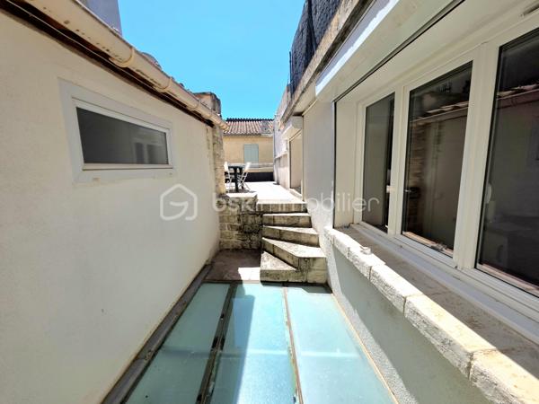 Mickaël GAUDISSARD vous propose cet appartement de 52 m² au premier étage d'une copropriété bénévole de 4 lots en plein cœur de Valréas.

Il se compose d'une entrée desservant le séjour de 17.2 m²donnant accès à une grande terrasse ensoleillée, une cuisine équipée de 12.4 m² qui dessert la chambre de 14.8 m².
Vous disposez d'une grande salle d'eau avec douche italienne, meuble vasque et WC.

Les EQUIPEMENTS:

Double vitrage PVC
Volets roulants électriques (volet battant dans le séjour)
Cumulus électrique
Pompe à chaleur Air / Air dans la chambre (Climatisation réversible)
Convecteurs à inertie
VMC
Fibre optique
Interphone

Le bien est raccordé a l'assainissement collectif.

Le bien est vendu avec un bail de location meublé (1 an) qui prend fin le 13/10/2027.
Loyer HC: 600 €/ 610 € CC.

La copropriété (ASL) se compose de 4 lots, les charges annuelles s'élèvent à 200 € (Assurance de la copropriété)
Pas de procédure en cours ni de travaux votés.
Taxe foncière : 700 € / An

Idéal pour un investissement locatif durable ou jusqu'à la fin du bail pour ensuite récupérer une résidence pricipale.

Info contact : Mickaël GAUDISSARD / 06 40 52 43 96