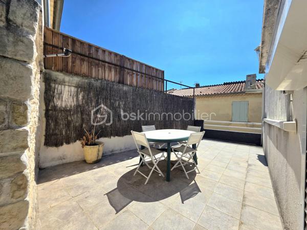 Mickaël GAUDISSARD vous propose cet appartement de 52 m² au premier étage d'une copropriété bénévole de 4 lots en plein cœur de Valréas.

Il se compose d'une entrée desservant le séjour de 17.2 m²donnant accès à une grande terrasse ensoleillée, une cuisine équipée de 12.4 m² qui dessert la chambre de 14.8 m².
Vous disposez d'une grande salle d'eau avec douche italienne, meuble vasque et WC.

Les EQUIPEMENTS:

Double vitrage PVC
Volets roulants électriques (volet battant dans le séjour)
Cumulus électrique
Pompe à chaleur Air / Air dans la chambre (Climatisation réversible)
Convecteurs à inertie
VMC
Fibre optique
Interphone

Le bien est raccordé a l'assainissement collectif.

Le bien est vendu avec un bail de location meublé (1 an) qui prend fin le 13/10/2027.
Loyer HC: 600 €/ 610 € CC.

La copropriété (ASL) se compose de 4 lots, les charges annuelles s'élèvent à 200 € (Assurance de la copropriété)
Pas de procédure en cours ni de travaux votés.
Taxe foncière : 700 € / An

Idéal pour un investissement locatif durable ou jusqu'à la fin du bail pour ensuite récupérer une résidence pricipale.

Info contact : Mickaël GAUDISSARD / 06 40 52 43 96