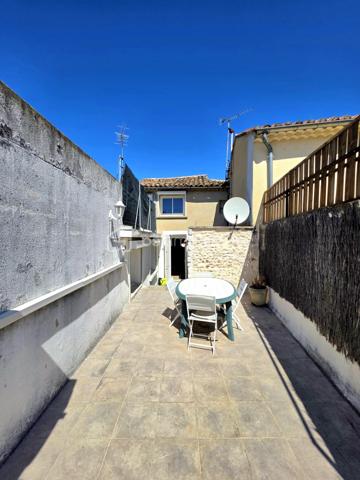 Mickaël GAUDISSARD vous propose cet appartement de 52 m² au premier étage d'une copropriété bénévole de 4 lots en plein cœur de Valréas.

Il se compose d'une entrée desservant le séjour de 17.2 m²donnant accès à une grande terrasse ensoleillée, une cuisine équipée de 12.4 m² qui dessert la chambre de 14.8 m².
Vous disposez d'une grande salle d'eau avec douche italienne, meuble vasque et WC.

Les EQUIPEMENTS:

Double vitrage PVC
Volets roulants électriques (volet battant dans le séjour)
Cumulus électrique
Pompe à chaleur Air / Air dans la chambre (Climatisation réversible)
Convecteurs à inertie
VMC
Fibre optique
Interphone

Le bien est raccordé a l'assainissement collectif.

Le bien est vendu avec un bail de location meublé (1 an) qui prend fin le 13/10/2027.
Loyer HC: 600 €/ 610 € CC.

La copropriété (ASL) se compose de 4 lots, les charges annuelles s'élèvent à 200 € (Assurance de la copropriété)
Pas de procédure en cours ni de travaux votés.
Taxe foncière : 700 € / An

Idéal pour un investissement locatif durable ou jusqu'à la fin du bail pour ensuite récupérer une résidence pricipale.

Info contact : Mickaël GAUDISSARD / 06 40 52 43 96