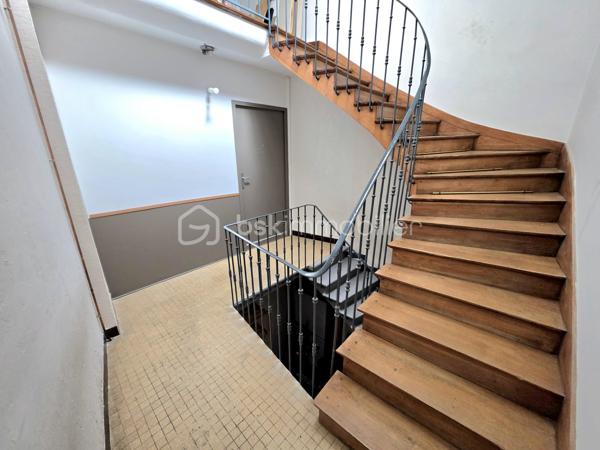 Mickaël GAUDISSARD vous propose cet appartement de 52 m² au premier étage d'une copropriété bénévole de 4 lots en plein cœur de Valréas.

Il se compose d'une entrée desservant le séjour de 17.2 m²donnant accès à une grande terrasse ensoleillée, une cuisine équipée de 12.4 m² qui dessert la chambre de 14.8 m².
Vous disposez d'une grande salle d'eau avec douche italienne, meuble vasque et WC.

Les EQUIPEMENTS:

Double vitrage PVC
Volets roulants électriques (volet battant dans le séjour)
Cumulus électrique
Pompe à chaleur Air / Air dans la chambre (Climatisation réversible)
Convecteurs à inertie
VMC
Fibre optique
Interphone

Le bien est raccordé a l'assainissement collectif.

Le bien est vendu avec un bail de location meublé (1 an) qui prend fin le 13/10/2027.
Loyer HC: 600 €/ 610 € CC.

La copropriété (ASL) se compose de 4 lots, les charges annuelles s'élèvent à 200 € (Assurance de la copropriété)
Pas de procédure en cours ni de travaux votés.
Taxe foncière : 700 € / An

Idéal pour un investissement locatif durable ou jusqu'à la fin du bail pour ensuite récupérer une résidence pricipale.

Info contact : Mickaël GAUDISSARD / 06 40 52 43 96
