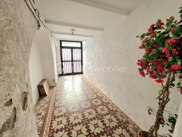 Mickaël GAUDISSARD vous propose cet appartement de 52 m² au premier étage d'une copropriété bénévole de 4 lots en plein cœur de Valréas.

Il se compose d'une entrée desservant le séjour de 17.2 m²donnant accès à une grande terrasse ensoleillée, une cuisine équipée de 12.4 m² qui dessert la chambre de 14.8 m².
Vous disposez d'une grande salle d'eau avec douche italienne, meuble vasque et WC.

Les EQUIPEMENTS:

Double vitrage PVC
Volets roulants électriques (volet battant dans le séjour)
Cumulus électrique
Pompe à chaleur Air / Air dans la chambre (Climatisation réversible)
Convecteurs à inertie
VMC
Fibre optique
Interphone

Le bien est raccordé a l'assainissement collectif.

Le bien est vendu avec un bail de location meublé (1 an) qui prend fin le 13/10/2027.
Loyer HC: 600 €/ 610 € CC.

La copropriété (ASL) se compose de 4 lots, les charges annuelles s'élèvent à 200 € (Assurance de la copropriété)
Pas de procédure en cours ni de travaux votés.
Taxe foncière : 700 € / An

Idéal pour un investissement locatif durable ou jusqu'à la fin du bail pour ensuite récupérer une résidence pricipale.

Info contact : Mickaël GAUDISSARD / 06 40 52 43 96