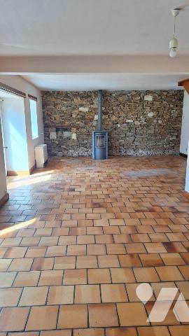 En Hameau, au calme, 122m² hab, 3 chambres, dépendance, 1200m² de terrain environ.