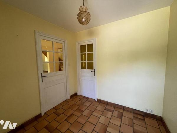 En Hameau, au calme, 122m² hab, 3 chambres, dépendance, 1200m² de terrain environ.