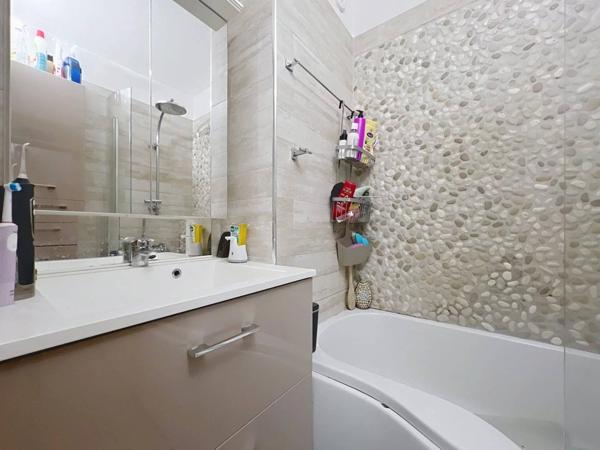 Appartement T2 avec jardin, parking et box