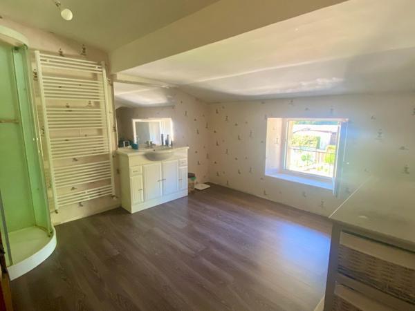 Maison de village avec jardin et garage