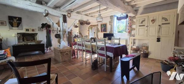 MAISON EN PIERRES - CENTRE BOURG - JARDIN ET DOUBLE GARAGE