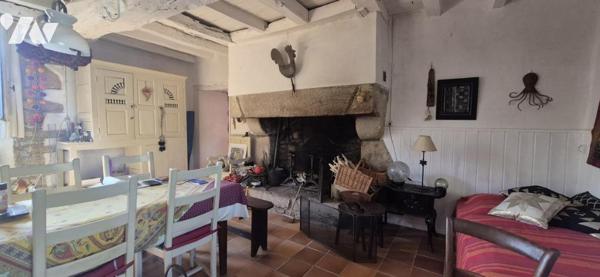 MAISON EN PIERRES - CENTRE BOURG - JARDIN ET DOUBLE GARAGE