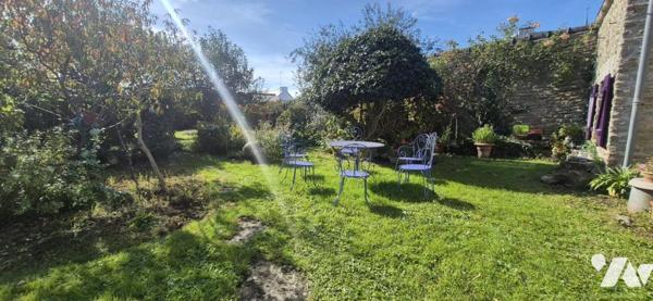 MAISON EN PIERRES - CENTRE BOURG - JARDIN ET DOUBLE GARAGE