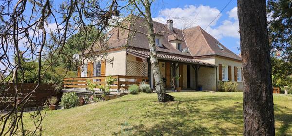 A Gourdon maison de 304 m² au calme au fond d’une impasse sur un superbe un terrain plat de 2300 m².