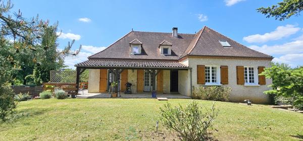 A Gourdon maison de 304 m² au calme au fond d’une impasse sur un superbe un terrain plat de 2300 m².