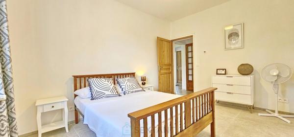 A Gourdon maison de 304 m² au calme au fond d’une impasse sur un superbe un terrain plat de 2300 m².